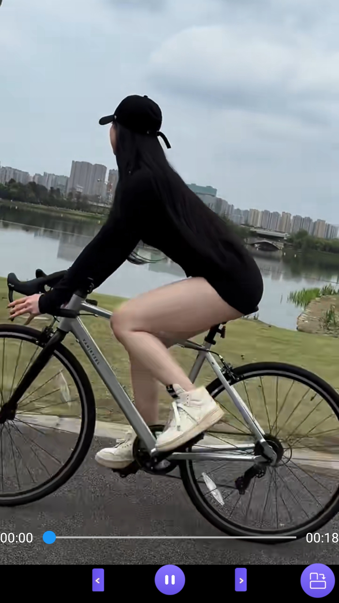 踩脚袜穿袜子里面还是外面截图